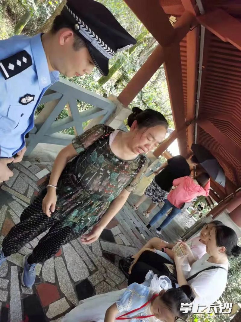 女孩走失后，民警帮助家人帮忙找回。 长沙警方供图