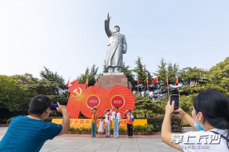 少先队员们在毛主席雕像前敬礼拍照。均为长沙晚报全媒体记者 董阳 摄