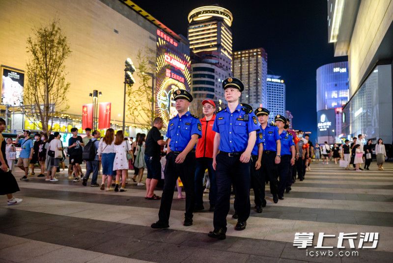 街道社区集合楼宇保安、驻区单位、党员志愿者，以及公安、交警、城管等多方合力，约百人轮班进行街面巡逻，保障五一商圈的秩序稳定。