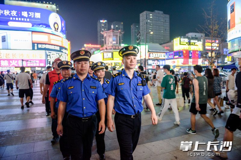 街道社区集合楼宇保安、驻区单位、党员志愿者，以及公安、交警、城管等多方合力，约百人轮班进行街面巡逻，保障五一商圈的秩序稳定。