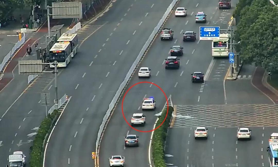 长沙境内,岳麓、天心、雨花、高警局交警接力护送。图为监控视频截图 长沙境内,岳麓、天心、雨花、高警局交警接力护送。图为监控视频截图
