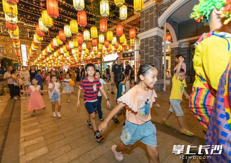 洋湖水街精彩的巡游演出吸引众多小朋友开心追赶。长沙晚报全媒体记者 董阳 摄