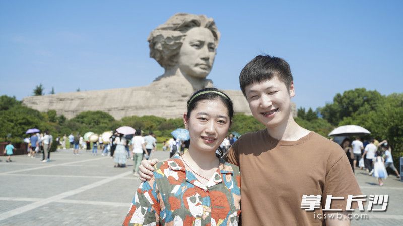 来自山西的小张正在陪同湖南女友及双方家人游玩，未来的他们将面对充满憧憬的婚姻大事。