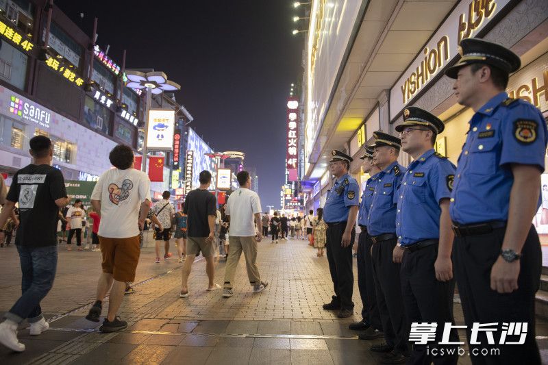 国庆节期间，长沙黄兴南路步行街迎来大批市民游客。城管执法人员坚守岗位，保障市容有序。均为全媒体记者 黄启晴 摄