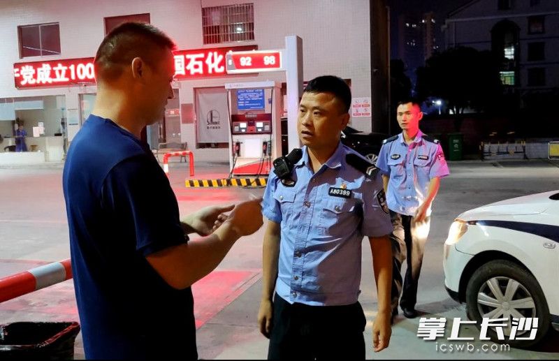 消防车驾驶员张银强将捡到的加油卡交给民警。长沙消防 供图