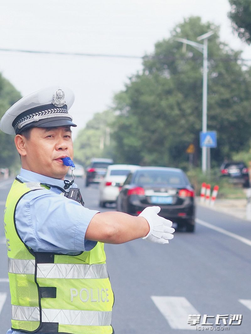10月1日，益阳市公安局交警支队民警在街面指挥交通，保障道路交通安全顺畅。
