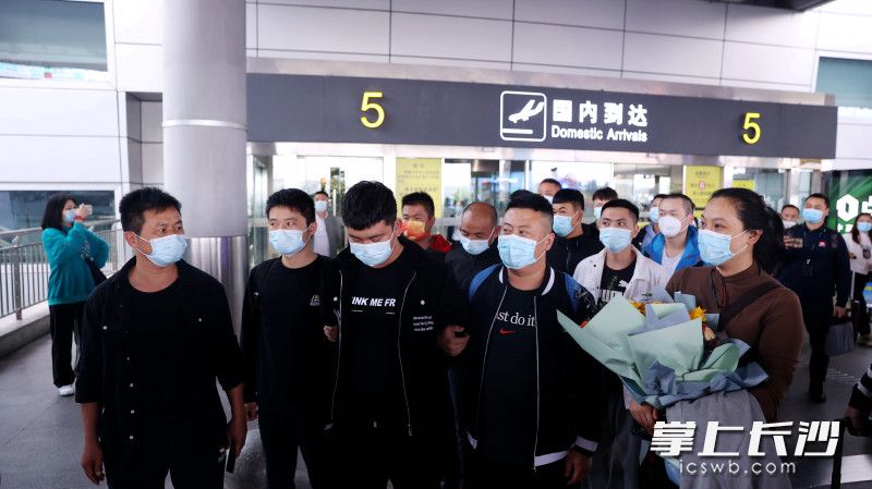 6名涉电诈嫌疑人被押解回长沙。