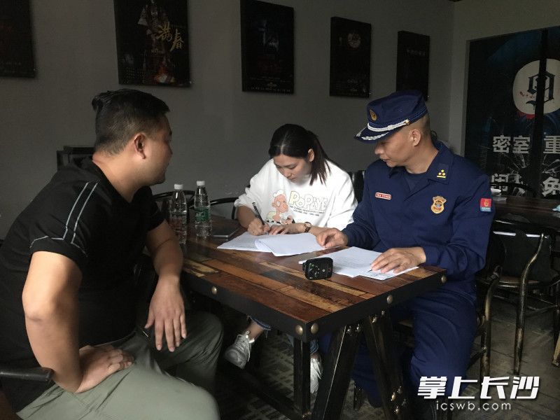 消防监督员依法下发《临时查封决定书》。