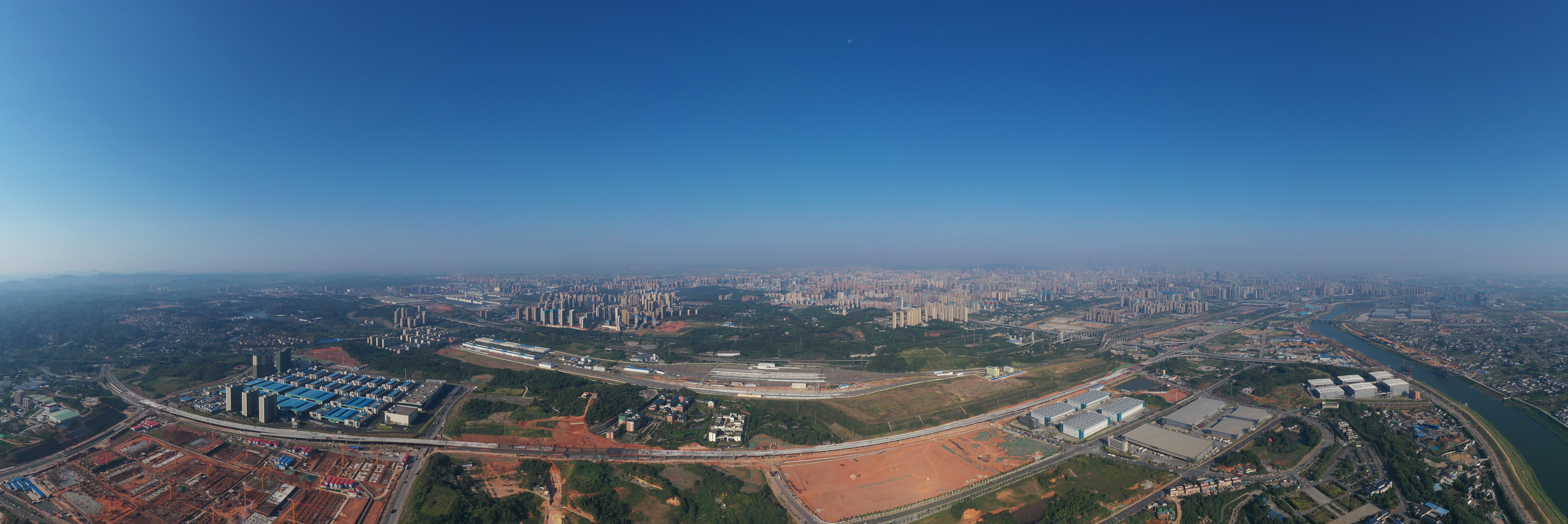 红旗路建设工程全长3.6公里，按城市快速路设计，主线双向六车道。