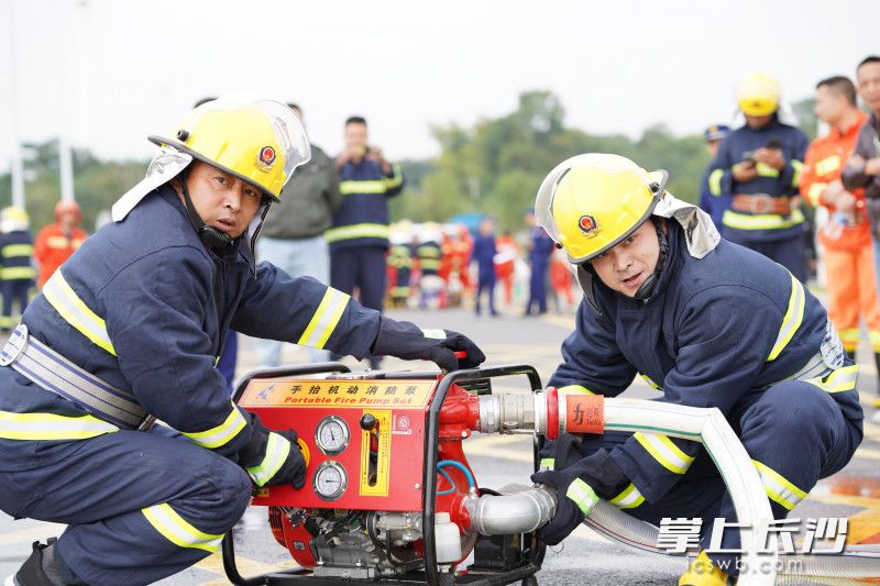 宁乡市参赛队员熟练使用手抬机动消防泵。长沙晚报通讯员 熊方圆 供图