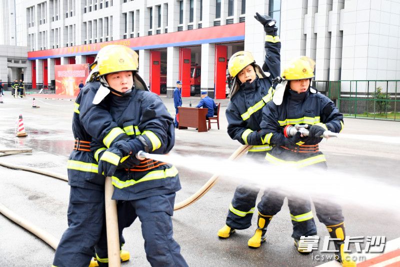 长沙县参赛队员快速出水，扑灭“大火”。