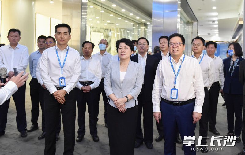 吴桂英一行走进中兴通讯股份有限公司。长沙晚报全媒体特派记者 余劭劼 摄