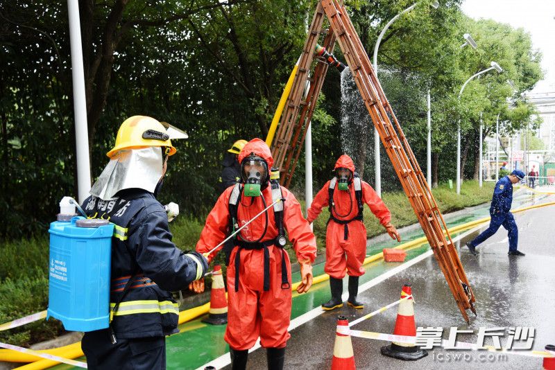 “大火”被扑灭后，现场消防员须经过严格洗消，才能离场。
