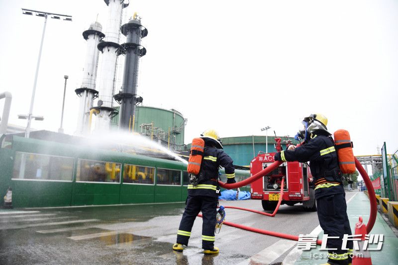 企业微型消防站消防员最先对“事故”现场进行灭火处置。