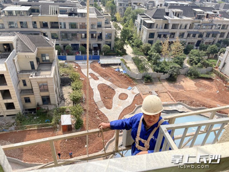 事发时，工人被困在9楼与10楼之间。天心消防供图