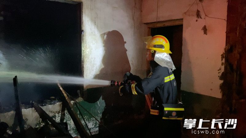 金洲中心消防救援站消防员现场灭火。长沙晚报通讯员 熊方圆 供图