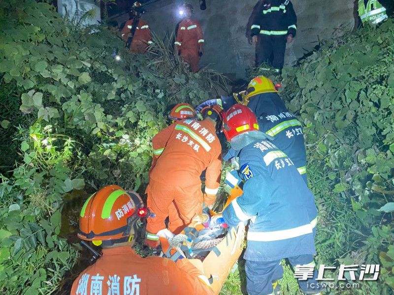 消防员将被困者抬上救护车。长沙晚报通讯员 杨慧 供图
