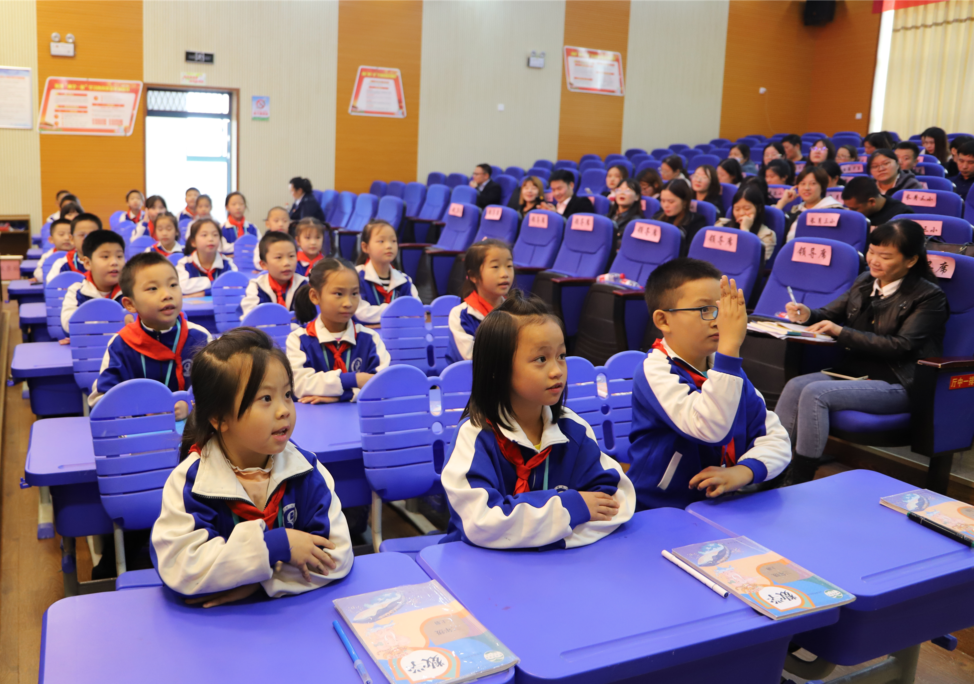 白箬中心小学三（1）班的孩子们在上数学展示课。