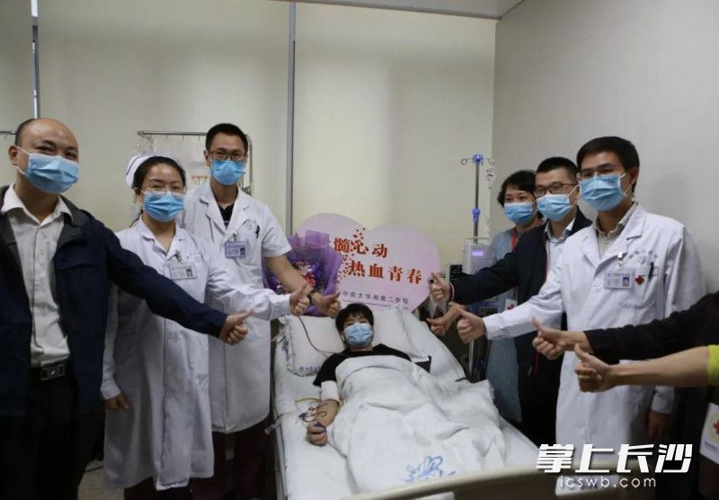 湖南工商大学前沿交叉学院2021级电子信息专业研究生雷小东历经四个半小时的造血干细胞采集手术,成功捐献170ml造血干细胞混悬液。均为学校供图 湖南工商大学前沿交叉学院2021级电子信息专业研究生雷小东历经四个半小时的造血干细胞采集手术,成功捐献170ml造血干细胞混悬液。均为学校供图