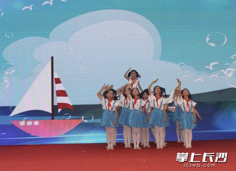 热西代（最上排）参加学校的节目表演。学校供图