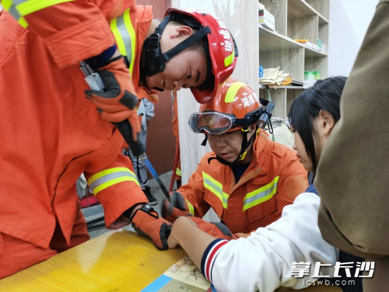 消防员使用各类破拆工具，帮助学生将手指取出。长沙晚报通讯员 胡宇波 供图