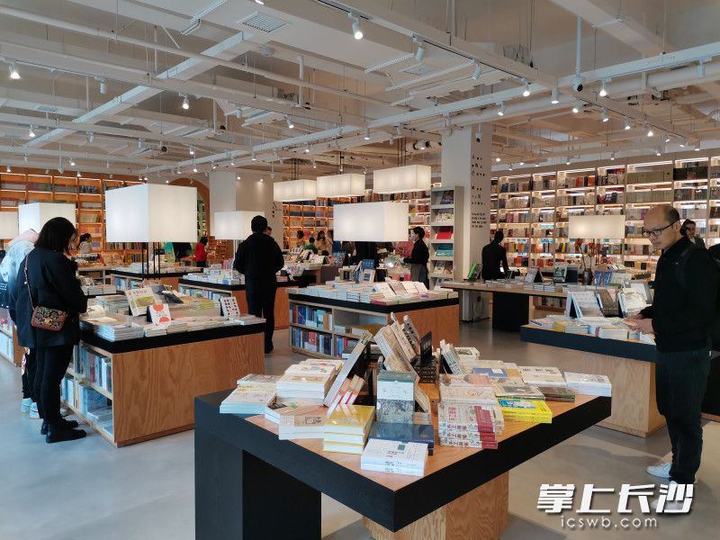 10月17日，市民在乐之书店·雨花店翻阅图书。均为长沙晚报全媒体记者 黄能 摄