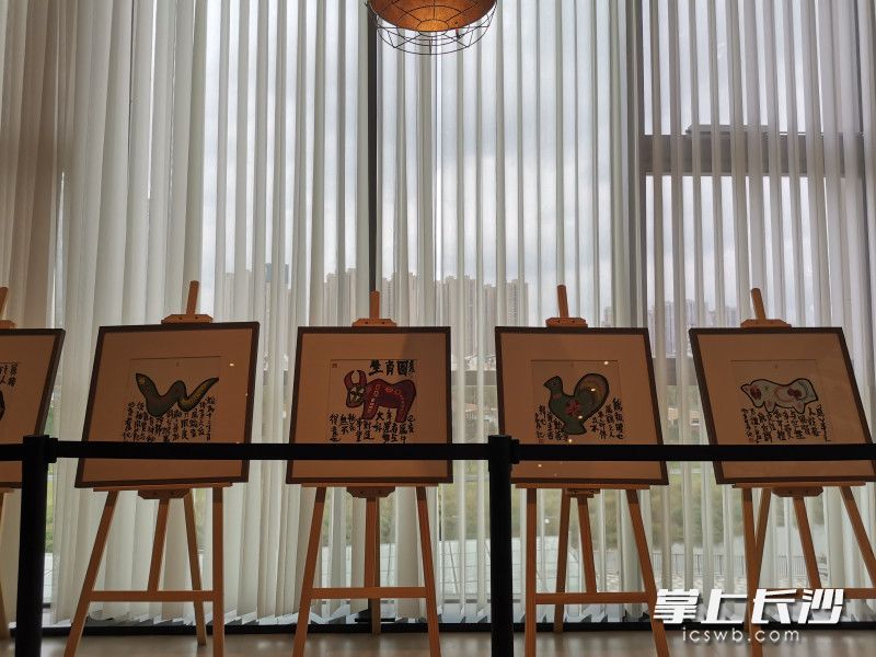 “只在红尘”何立伟水墨小品展在书店举行