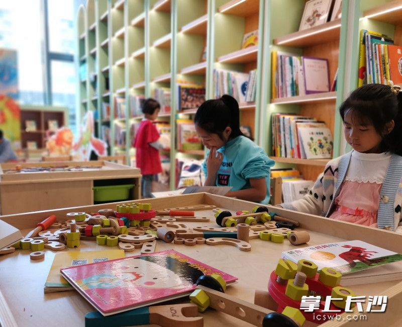 二楼的绘本馆是小读者的探索乐园