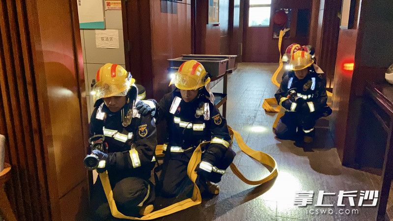 在“起火”楼层，消防员开展“灭火救援”。