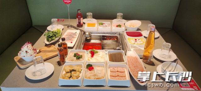 众多餐饮单位响应“光盘行动”，为消费者提供半份菜。通讯员 小莉供图