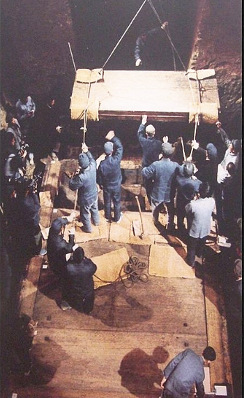 图为上世纪七十年代初，长沙马王堆汉墓考古发掘现场图。资料图片