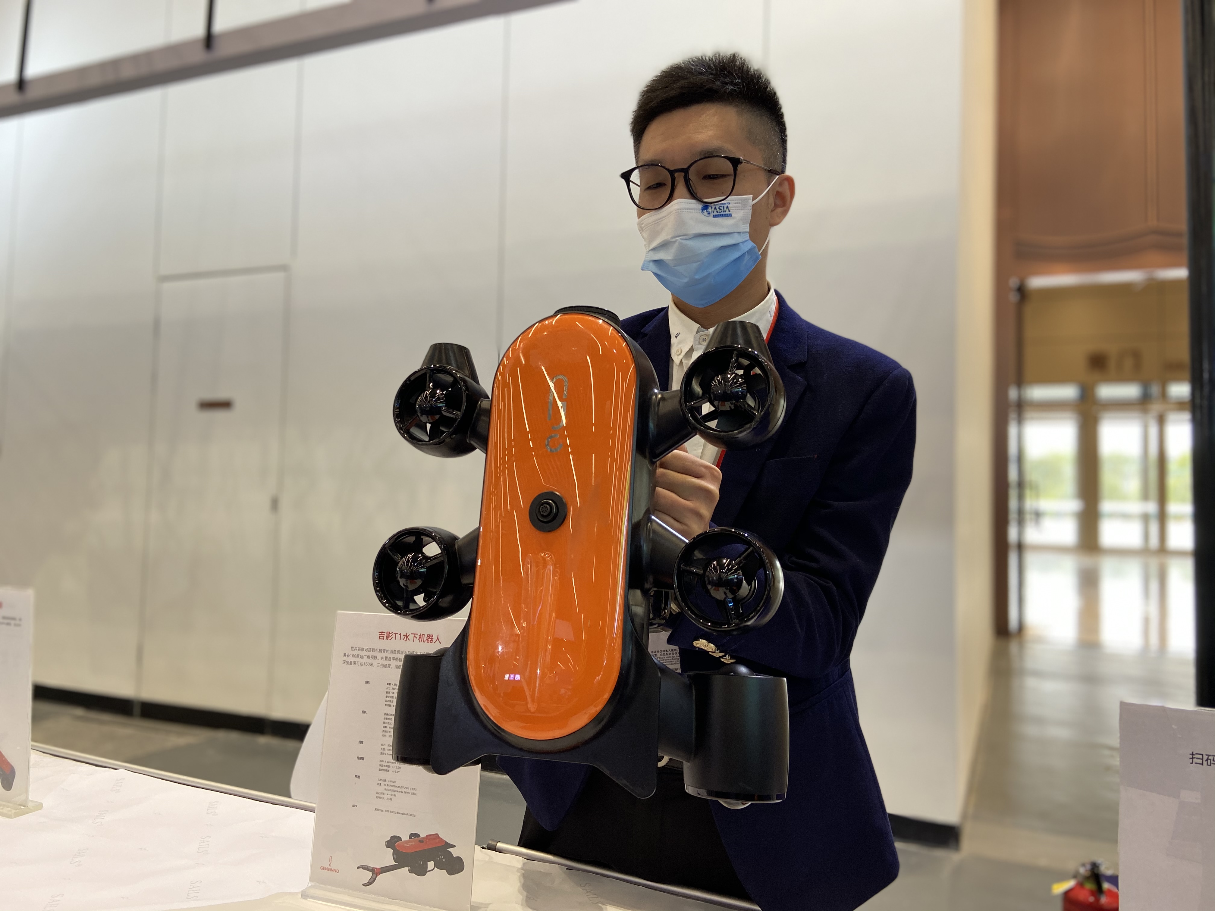 “吉影科技”工作人员展示公司产品。 长沙晚报全媒体记者 周辉霞 摄