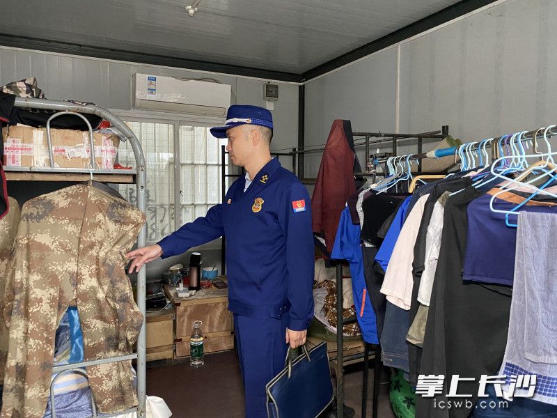 在“三合一”场所内，有员工居住，存在消防安全隐患。长沙晚报通讯员 冯运文 供图