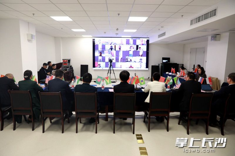 由科技部主办、中南大学湘雅医院承办的“一带一路”国家胃肠外科腹腔镜技术国际培训班开班授课。  湘雅医院供图