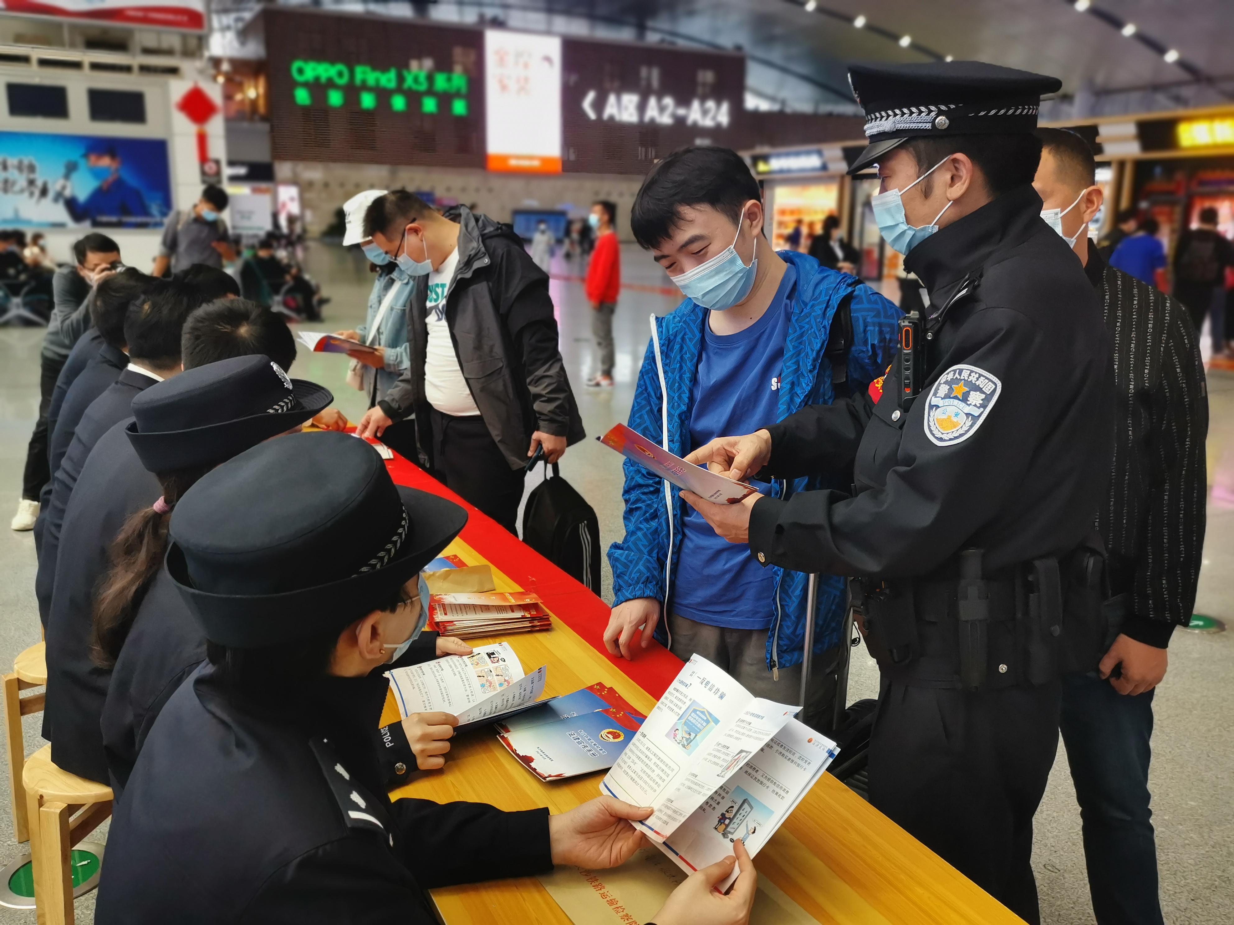 在长沙火车南站，长沙铁路运输检察院与长沙铁路公安处长沙南站派出所联合举办普法宣传活动。 均为长沙晚报通讯员 张威 供图