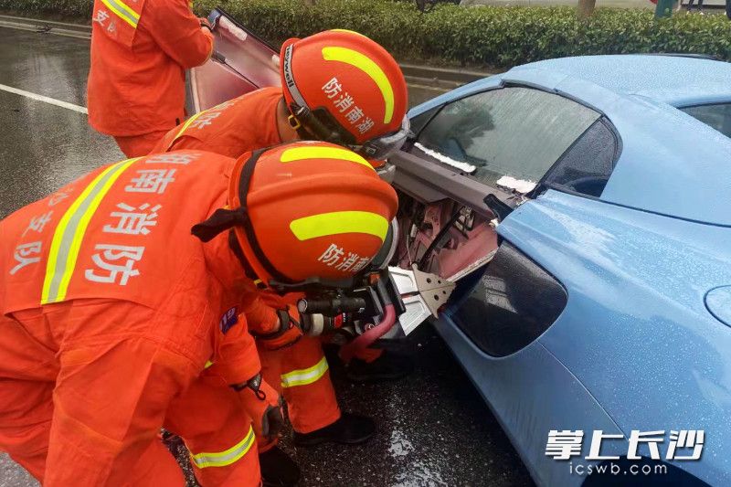 现场，消防指战员对现场进行勘查，对车辆实施破拆。均为长沙晚报通讯员 胡宇波 供图