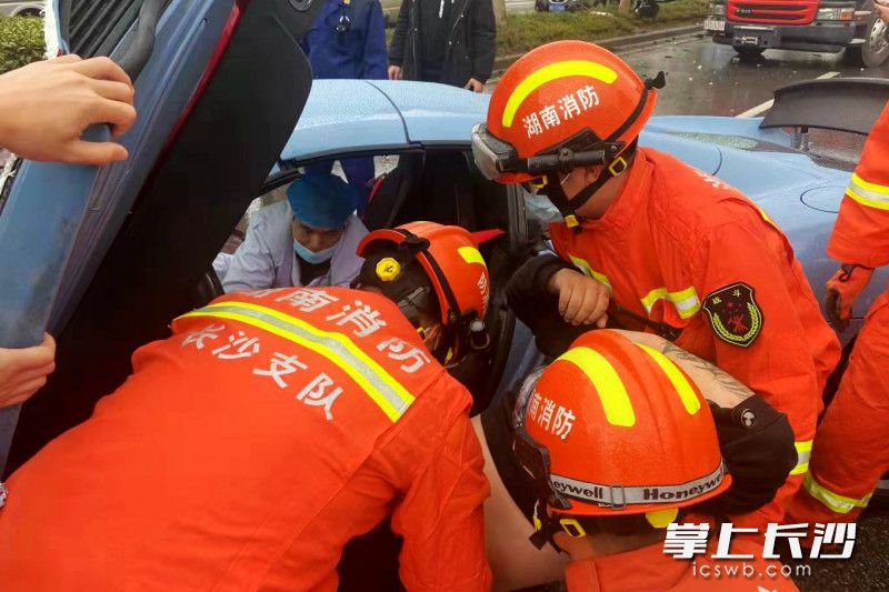 经过紧张救援，消防指战员将被困者救出，移交给医护人员。