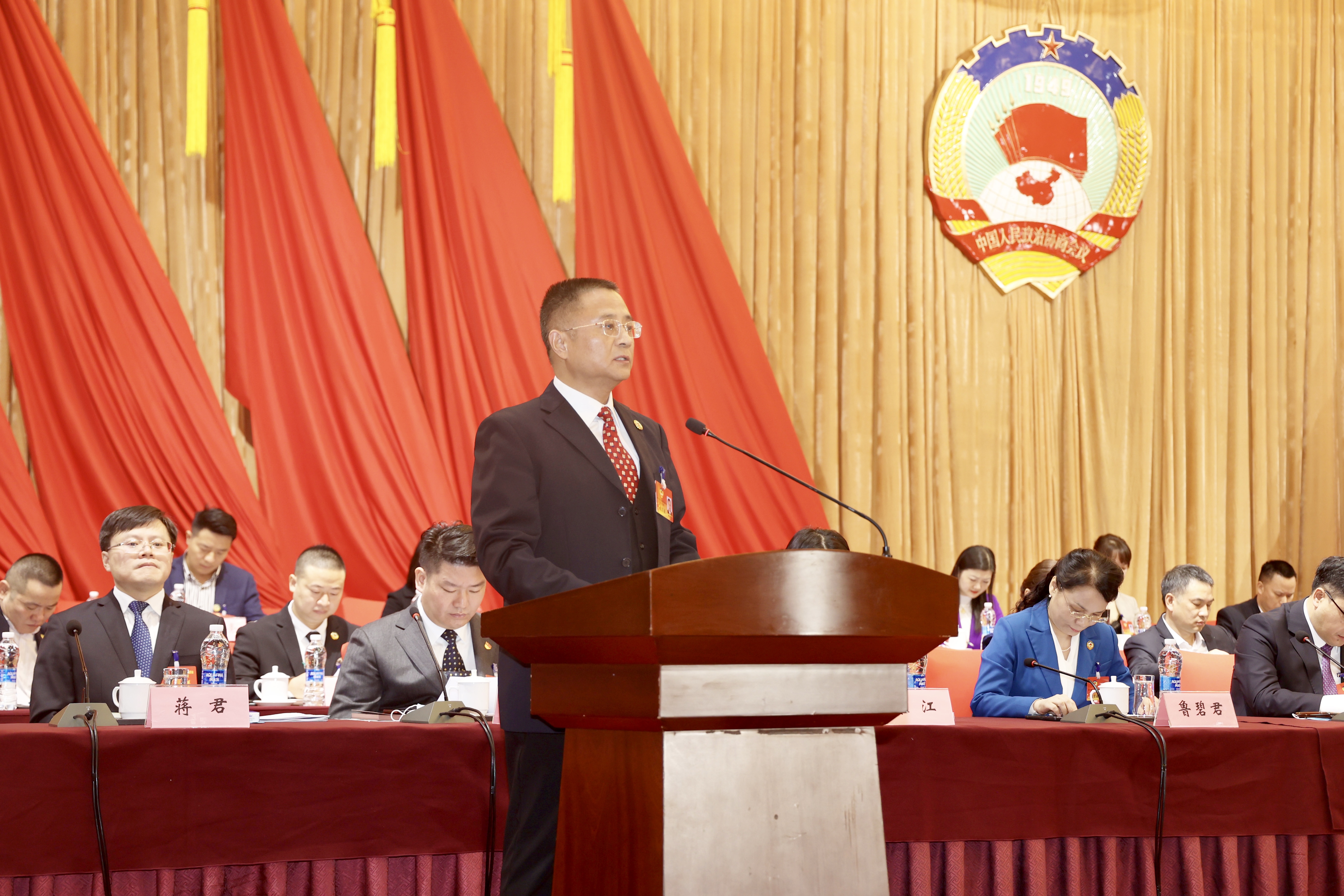 开福区第五届政协党组书记、主席熊建伟做大会报告。