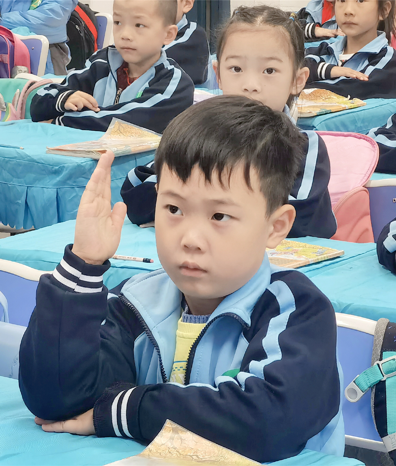 上课回答问题先举手。