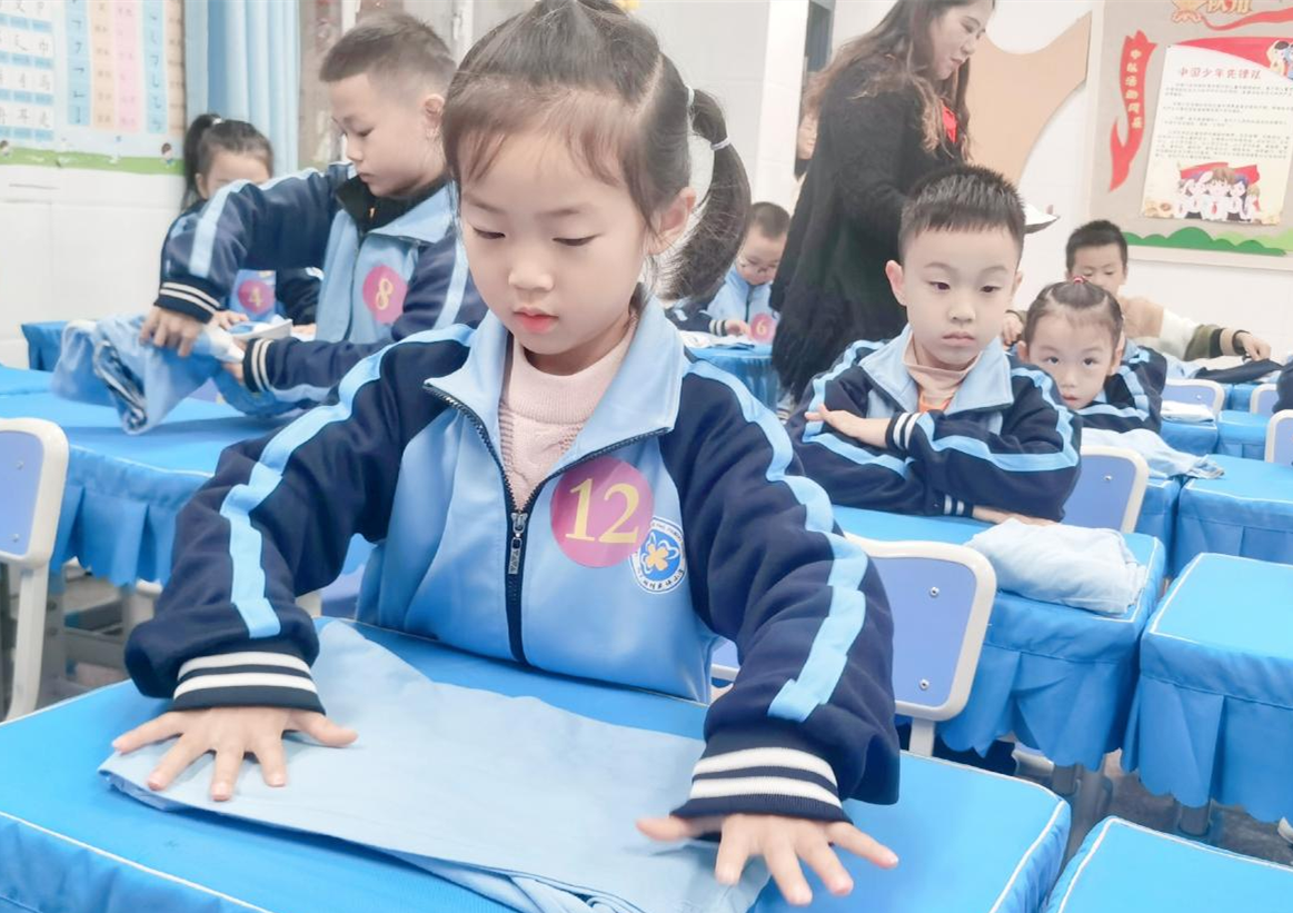 孩子们学会了叠衣服。