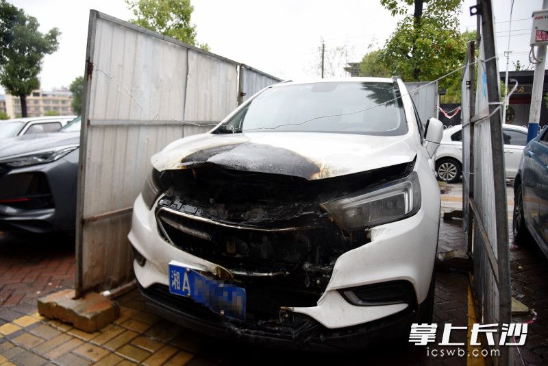 当前，起火车辆仍然停放在事发现场，车头部位受损严重。长沙晚报全媒体记者 刘琦 摄