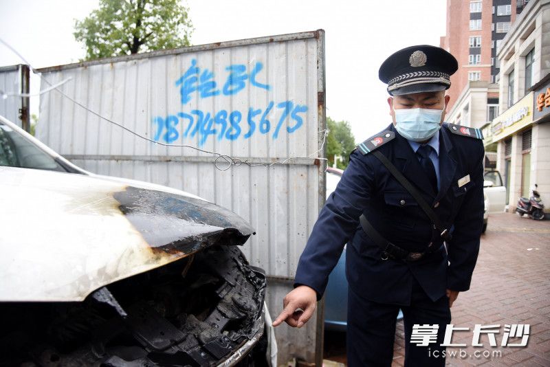 现场，小区保安组长王立红向记者介绍灭火经过。长沙晚报全媒体记者 刘琦 摄