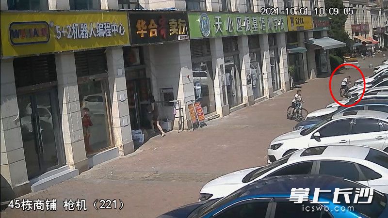 视频监控中，一名骑自行车的男孩曾向车辆丢去“不明物体”。视频截图
