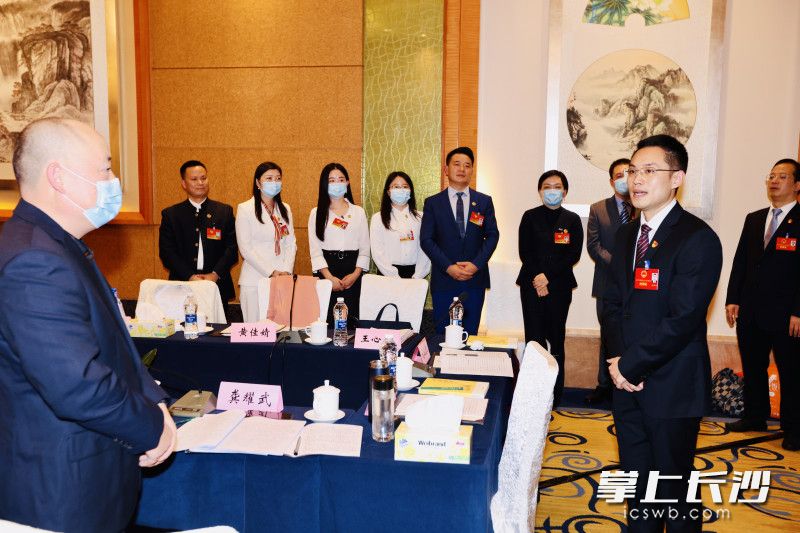 开福区主要领导看望政协委员。 长沙晚报通讯员 胡舸 摄