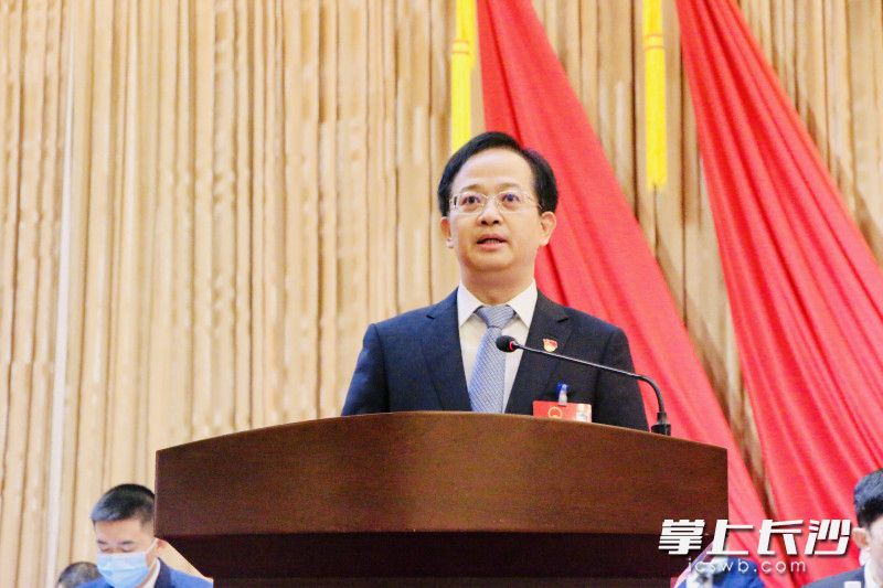 开福区委副书记、代区长高伟作政府工作报告。长沙晚报通讯员 胡舸 摄