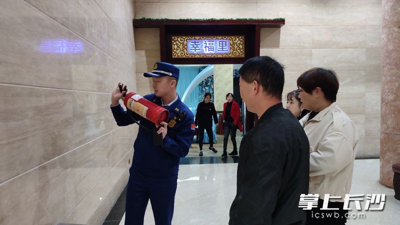 消防监督员深入酒店，进行消防安全检查。均为长沙晚报通讯员 熊方圆 供图