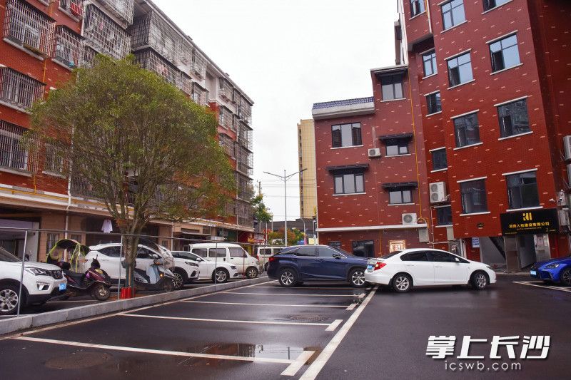 永安镇文昌安置小区新增一个免费停车场，施划了47个车位，“停车难”现象大为缓解。长沙晚报通讯员 熊蕾 摄