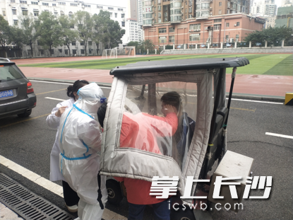 医护人员在场馆门口为行动不便的同学单独进行检测。长沙晚报记者岳霞 实习生 潘晓晴 摄影报道