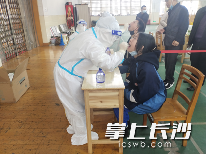 学生正在接受核酸检测。