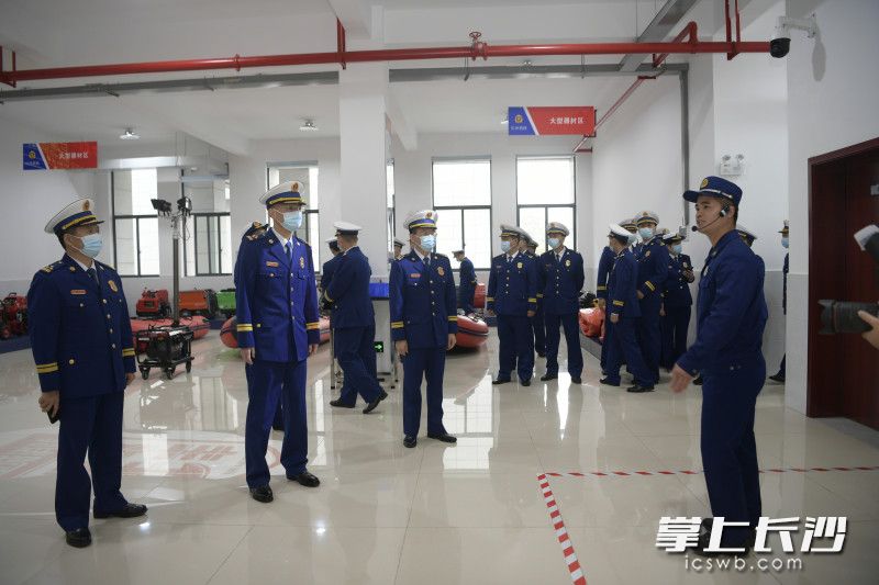 与会人员现场参观长沙消防队站，检验正规化建设成果。均为长沙晚报通讯员 唐雄杰 全媒体记者 刘琦 摄影报道